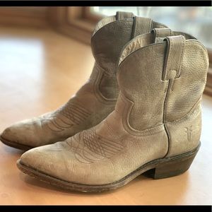 Frye Billy Short grey/taupe distressed Leather Pull On Cowboy Boots Women’s 8